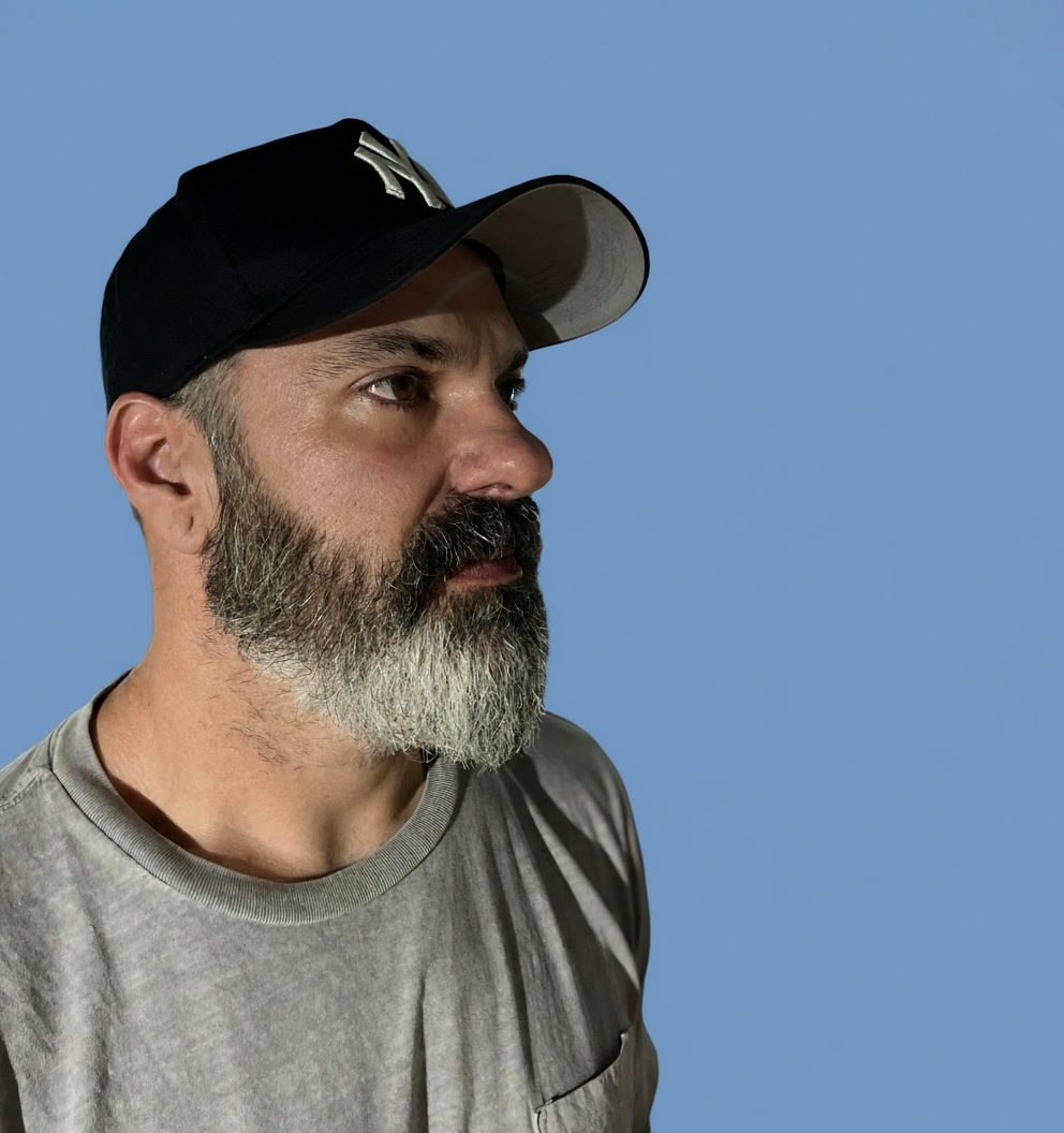 homem com bone fundo azul cinematografico